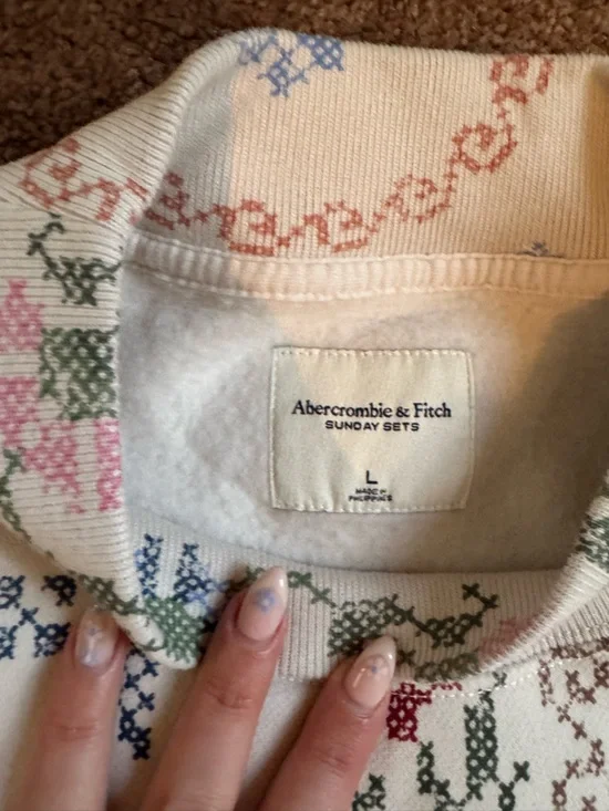 Women’s Abercrombie Cream Floral Cross-Stitch Print Sweatshirt - Picture 3 of 4